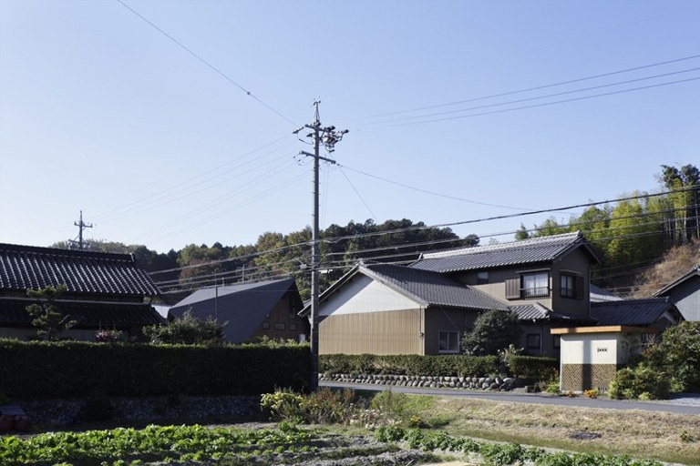 Einfamilienhäuser in Japan moderne und funktionale Architektur mit Holzverkleidung an der Fassade und einem Satteldach