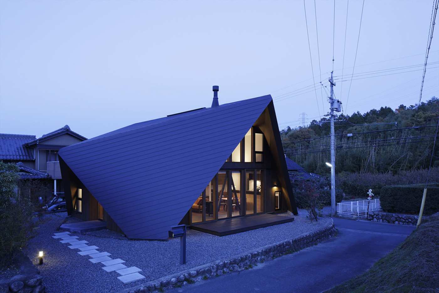 Satteldachhaus mit reichlich verglaster Fassade Ideen für Beleuchtung vom Haus und Garten