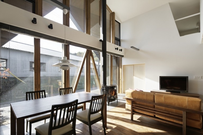 heller Wohnbereich mit hoher Decke und Glasfronten im Satteldachhaus
