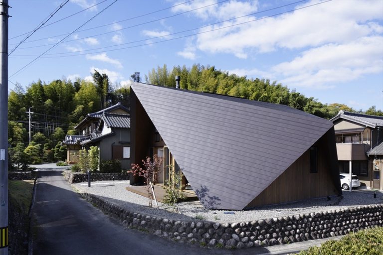 Satteldachhaus modern interpretiert Kleines Satteldachhaus mit Sichtschutz moderne Materialien für das Dach 30 Grad 