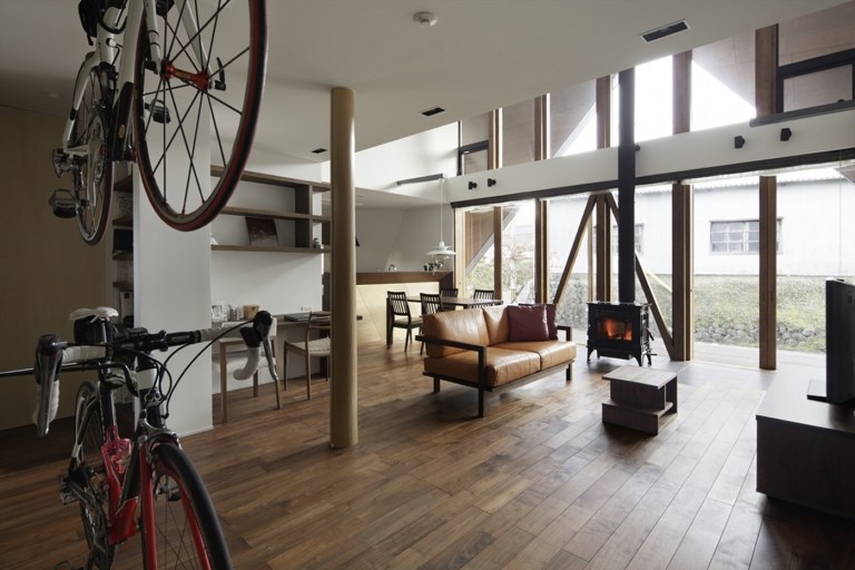 Wohnbereich mit Stauraum für Fahrräder und moderne Einrichtung im skandinavischen Stil