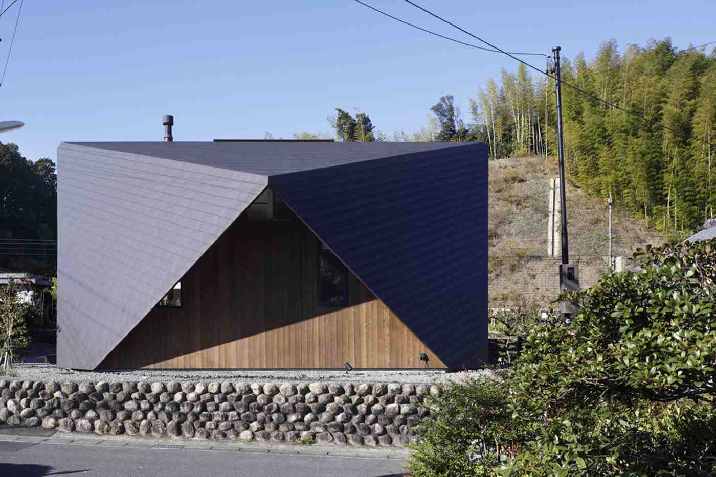 Roof and wood facade as an accent single-family house in Japan 