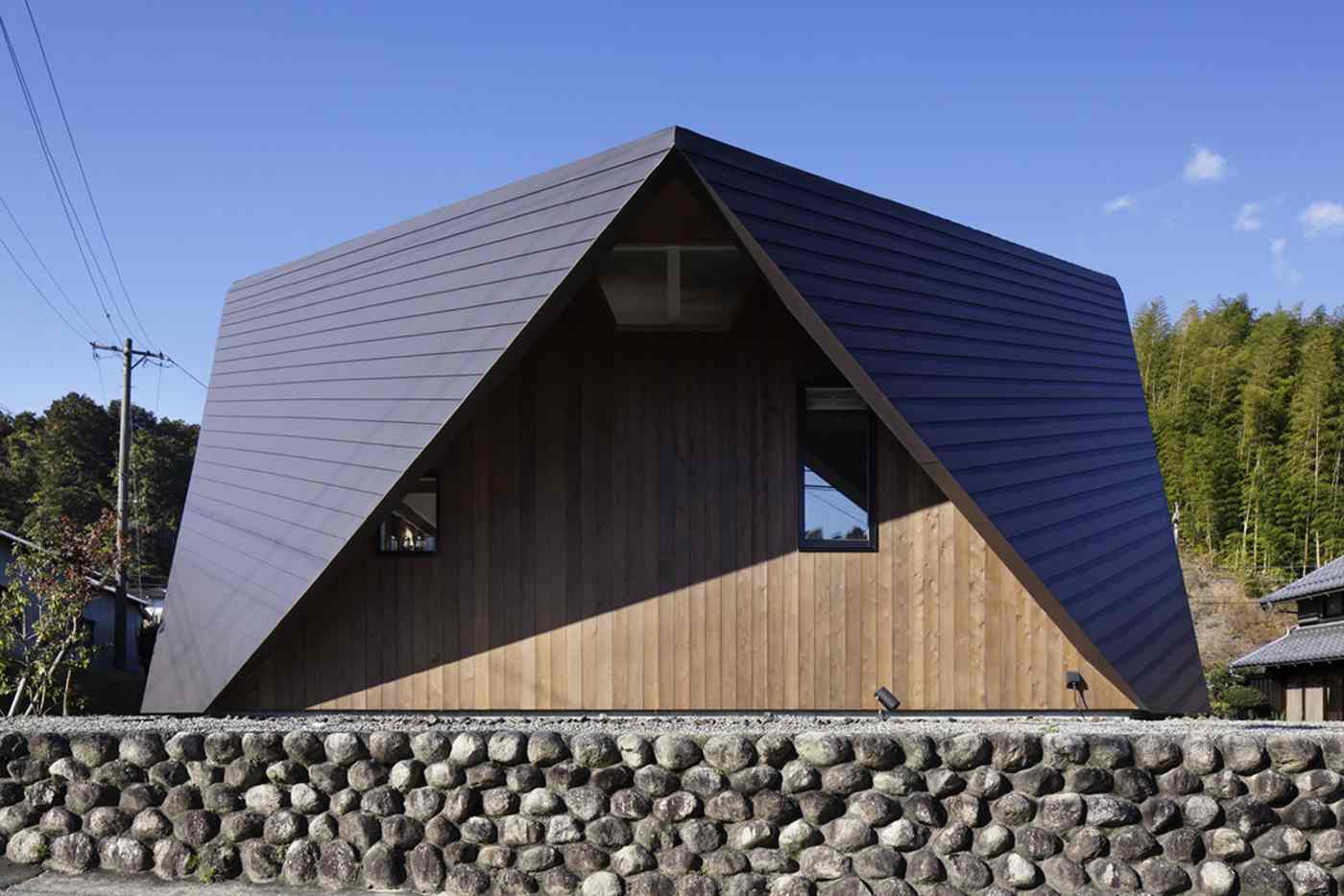 Roof and wood panels as cladding in the exterior walls of a single-family house in Japan