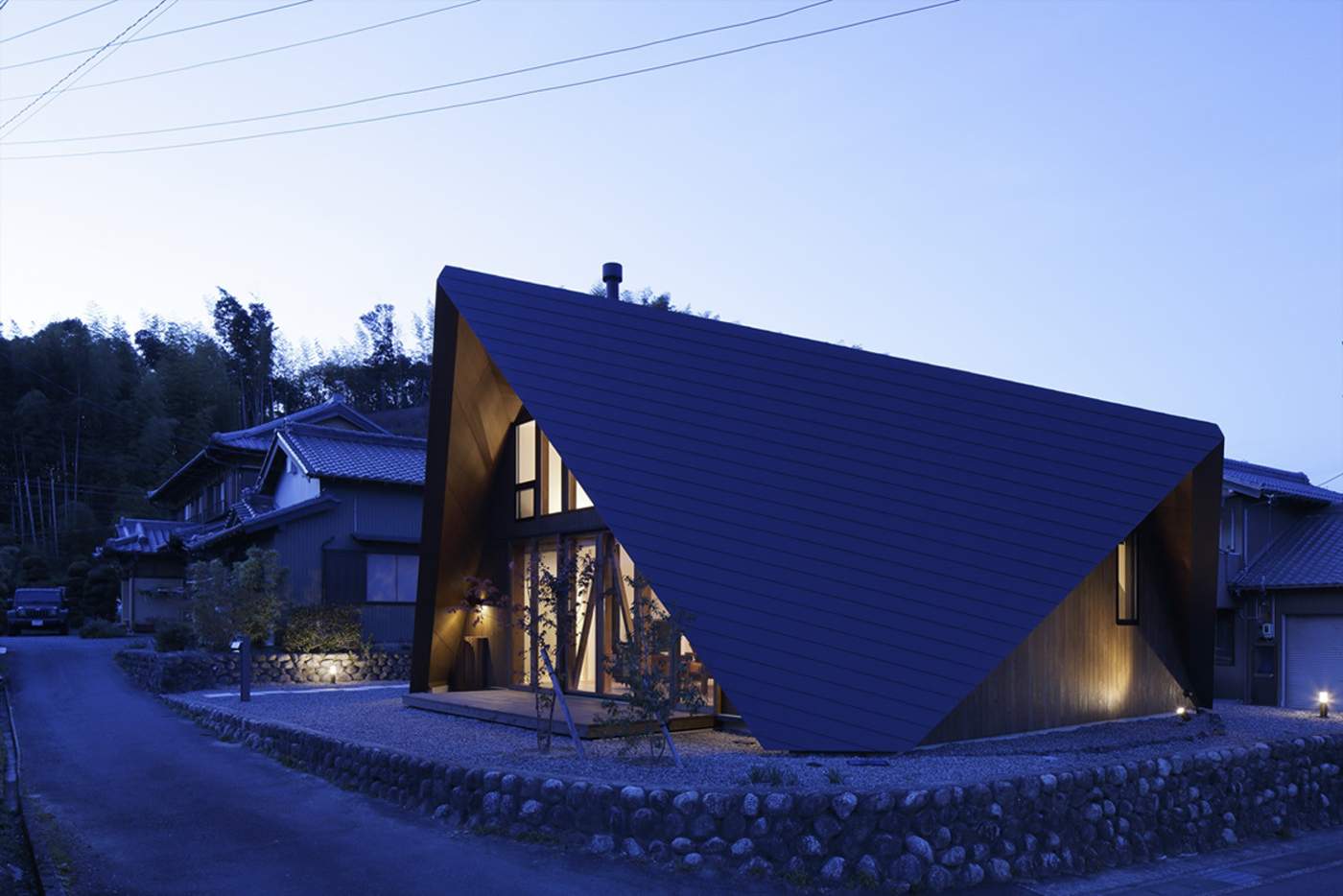 Family house in Japan with modern construction and well thought-out outdoor lighting concept 