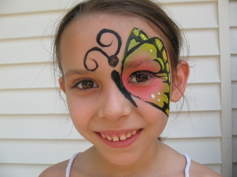 Schminkideen für Kinder zu Halloween halbes Gesicht Schmetterling malen