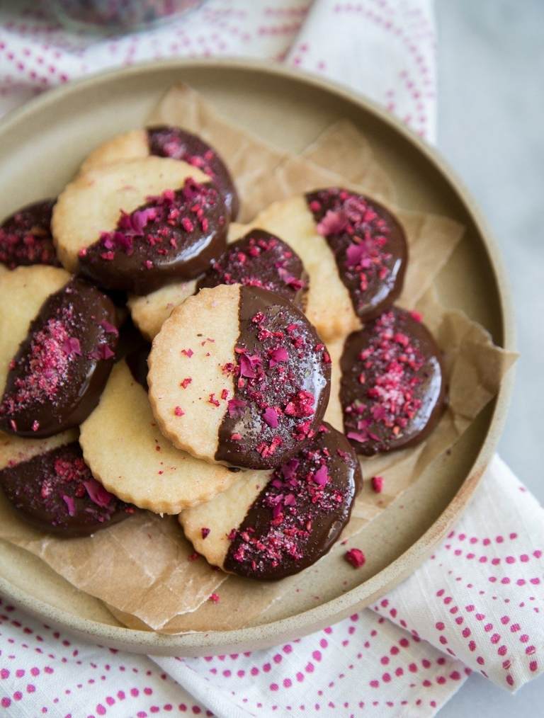 Schokoladen Kekse mit Rosen Wasser Rezept Weihnachtsplätzchen backen einfache Ideen