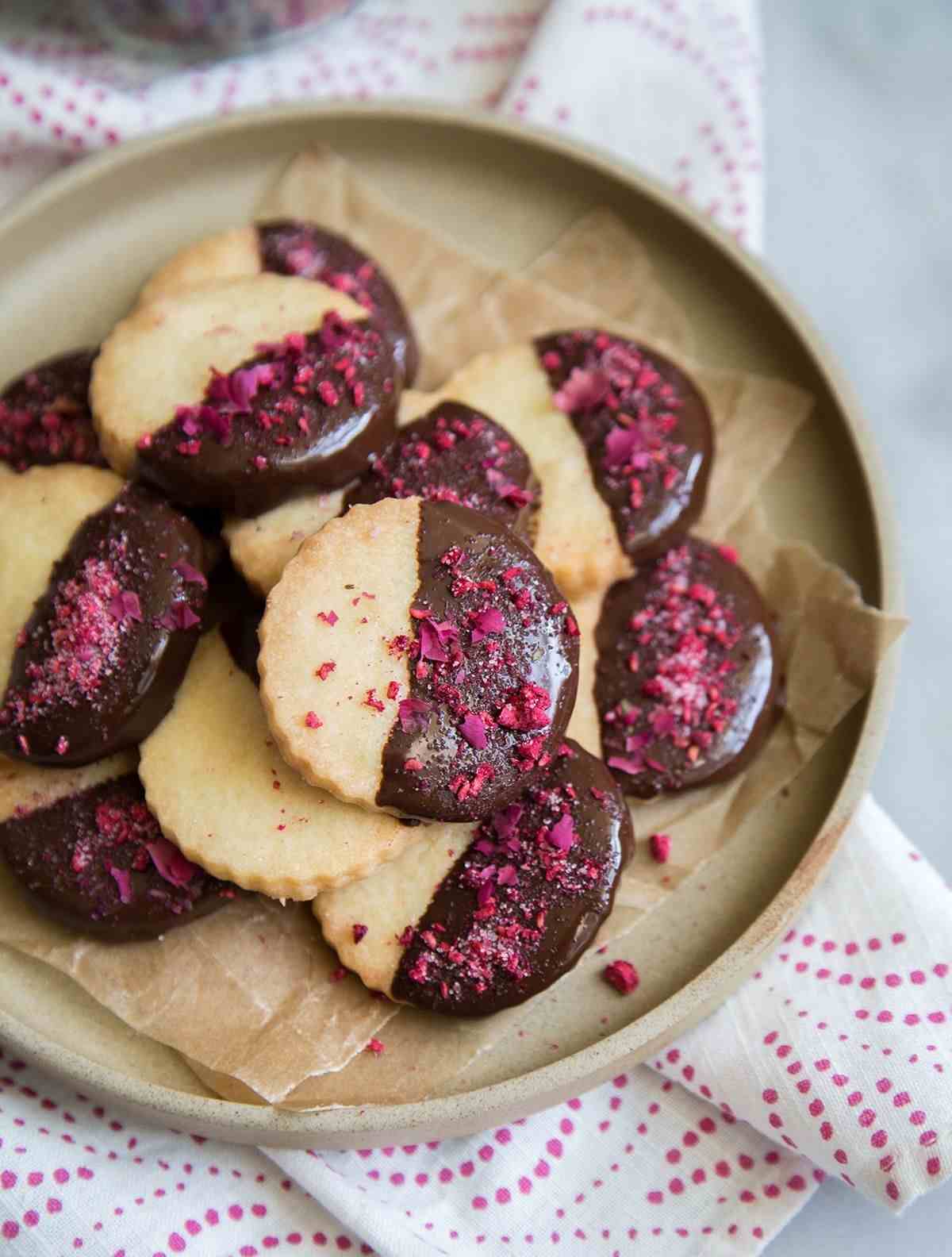 Schokoladen Kekse mit Rosen Wasser Rezept Weihnachtsplätzchen backen einfache Ideen