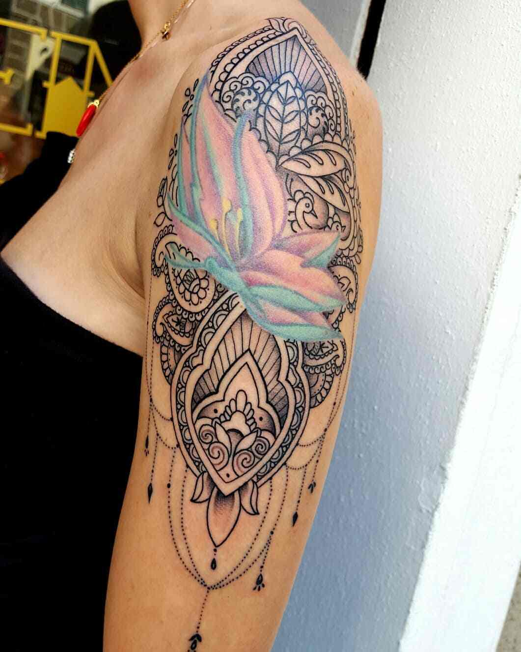 Schulter Ornament Tattoo Lotusblume Mandala Tätowierung Frau Tattoodesign
