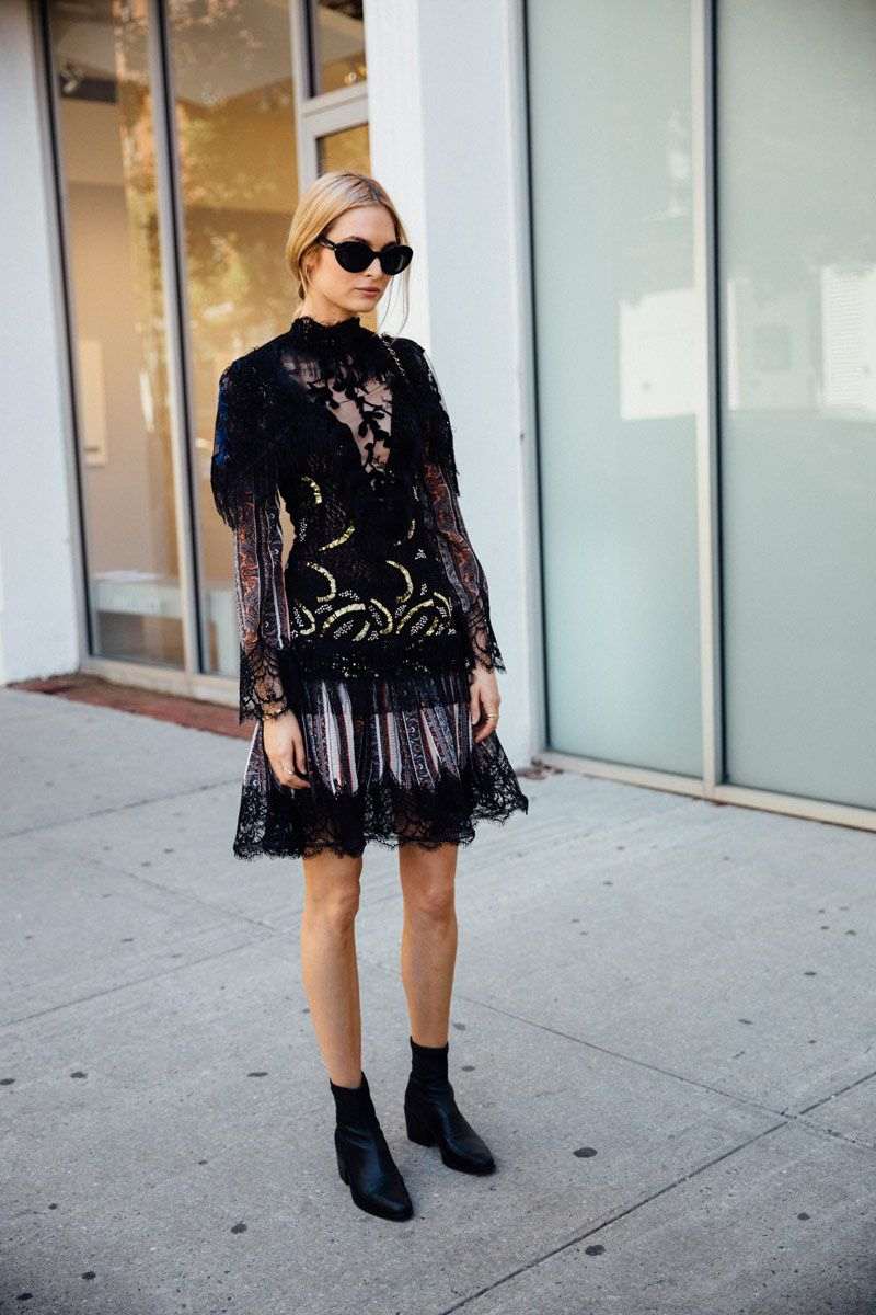 Schwarzes Kleid aus Spitze Herbst Outfits mit Stiefeletten