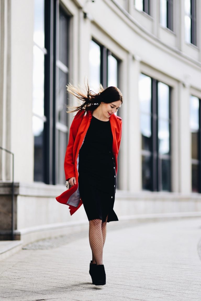 Schwarzes Kleid kombinieren Trenchcoat Herbst Outfit Modetrends