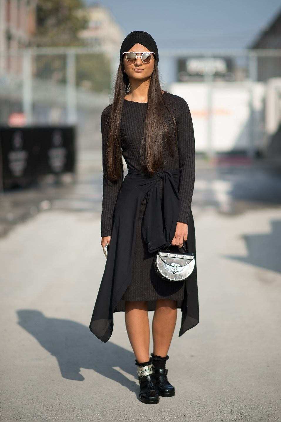 Schwarzes Kleid kombinieren lässig Herbst Outfits Modetrends 2019