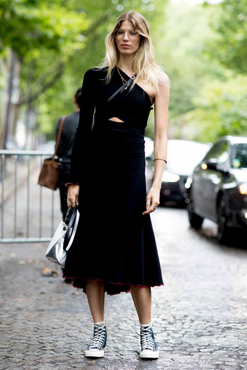 Schwarzes Kleid kombinieren lässig Herbst Outfits mit Sneakers