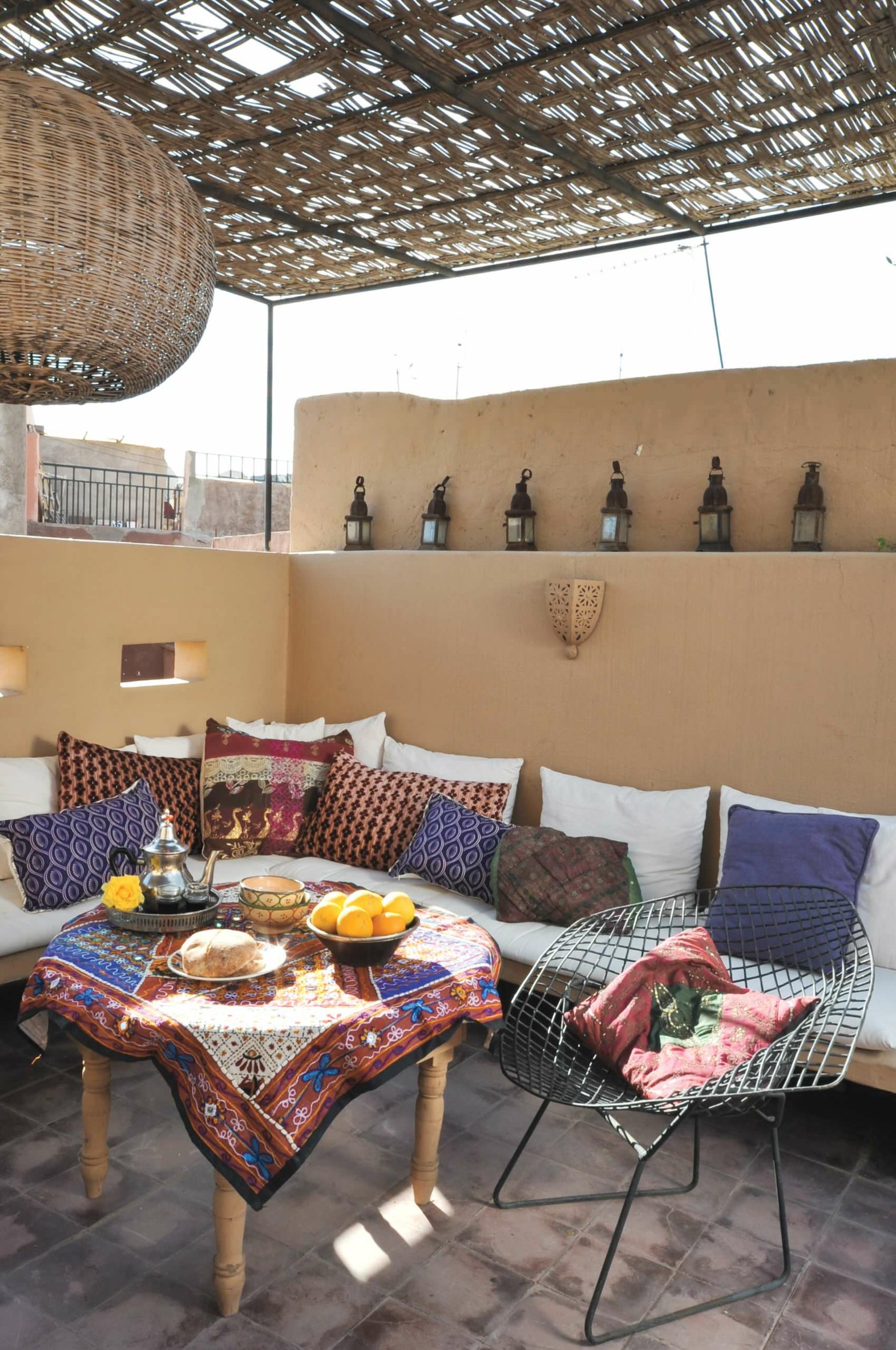 Sitzkissen orientalisch Holztisch Terrasse einrichten Ideen DIY Möbel einfach