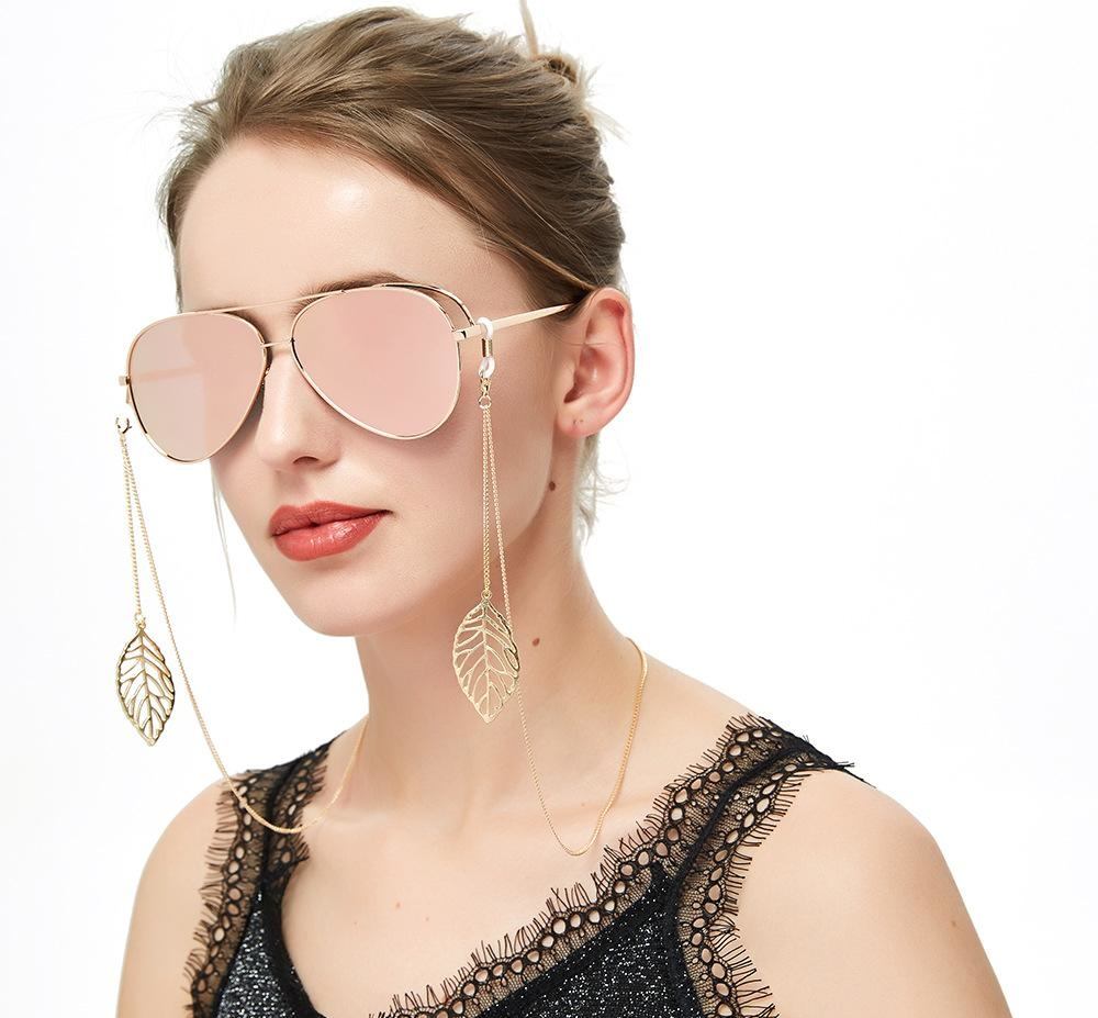 Sonnenbrillen Ketten Accessoires Modetrends Frauen Spitzentop schwarz hellbraun Haarfarbe