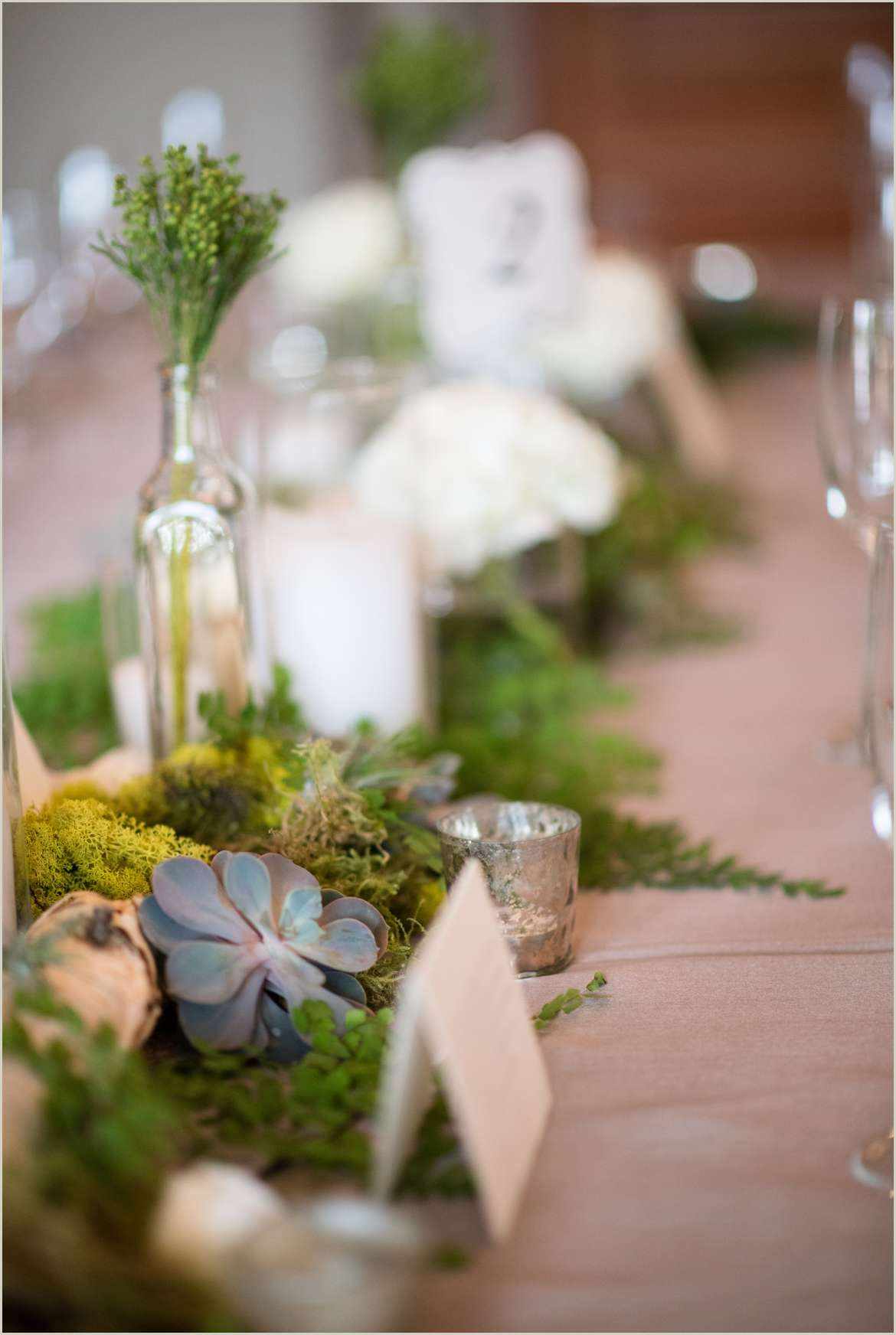 Sukkulente und Moos-Tischläufer Dekoration für Hochzeit im Herbst