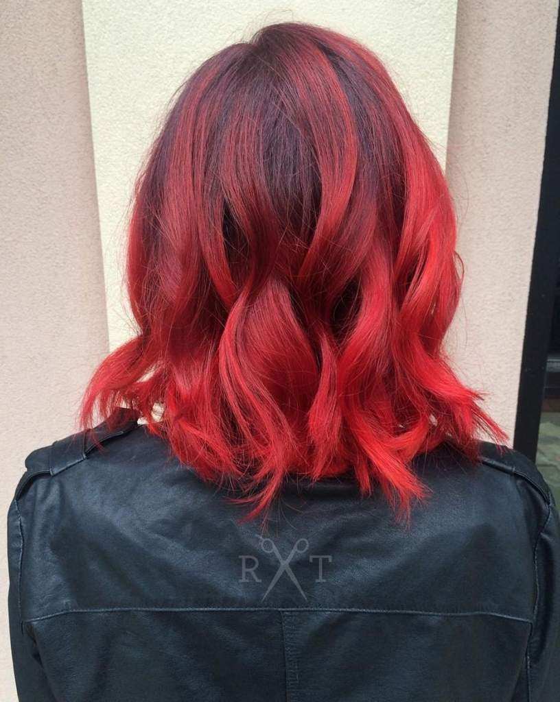Swarze Haare mit roten Strähnen dunkelrot Haarfarbe Pflegetipps