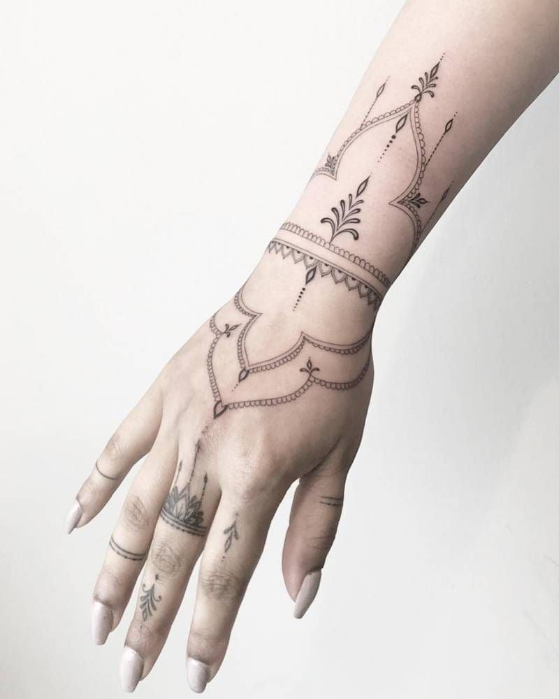 Tattoo ornament Handgelenk Frau Armband Tätowierung klein Tattoopflege