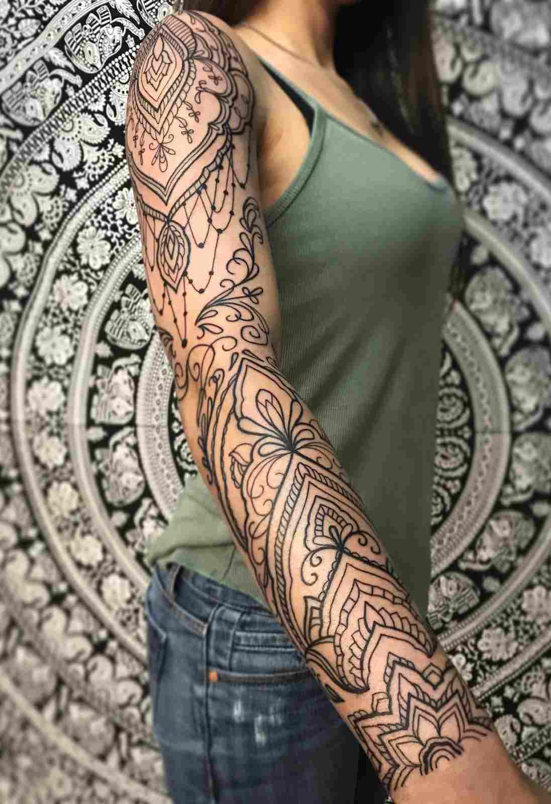 Tattoomotive Frau Mandala Tätowierung Bedeutung Tattoodesign Oberarm