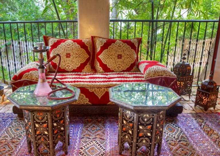 Terrasse orientalisch einrichten Wohntrends Sofa Teppich Dekoideen