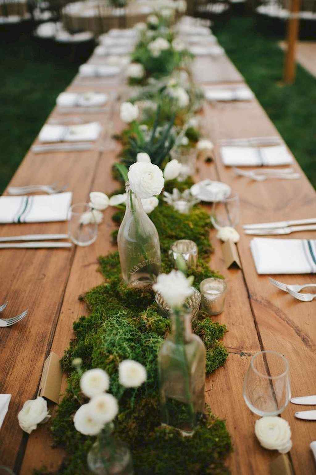 Tischdeko aus der Natur günstig Tischläufer aus Pflanen weiße Rosen Blumenstrauß