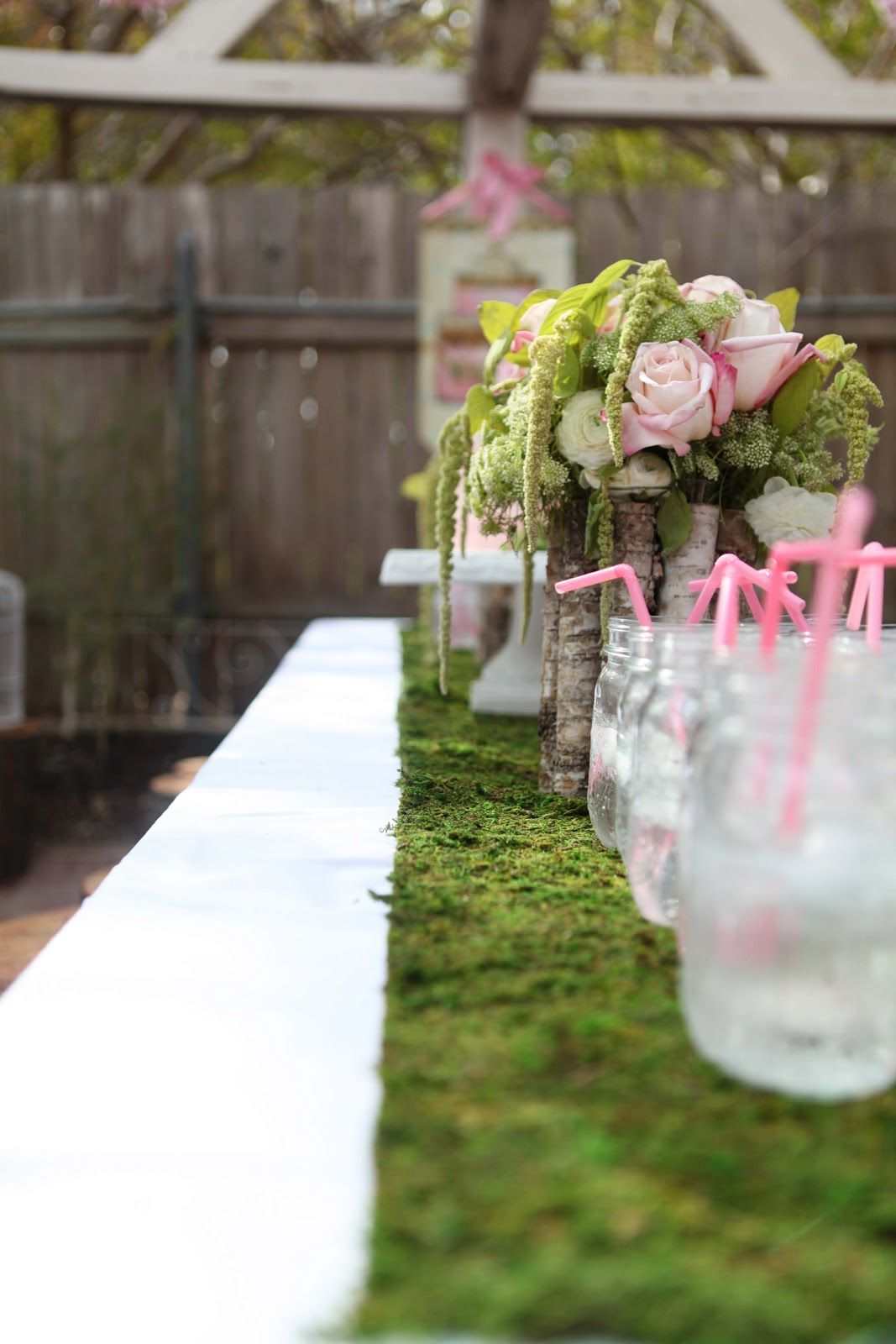 Tischdeko mit Moos Garten Hochzeit organisieren Blumenstrauß aus Rosen