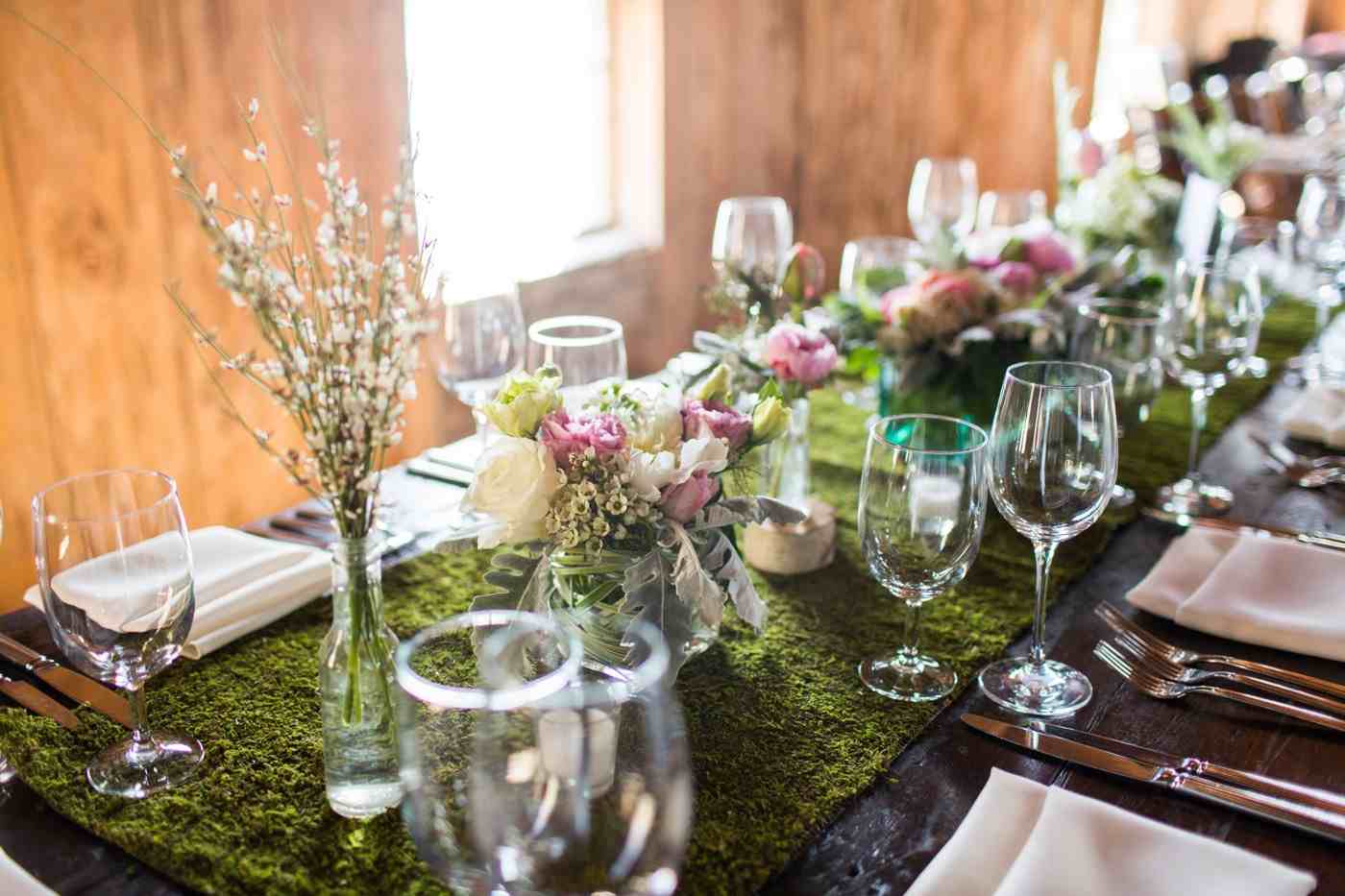 Tischdeko mit Moos Hochzeit Dekoideen DIY Anleitungen