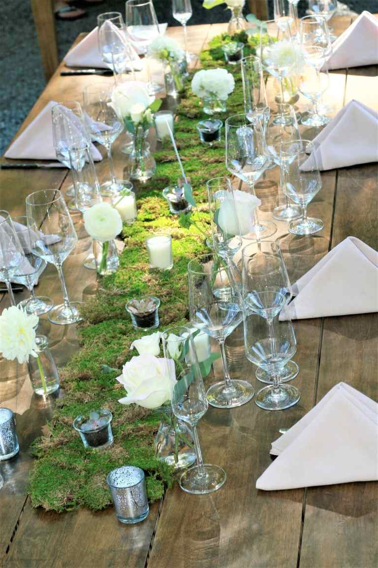 Tischdeko mit Moos Hochzeit im Garten Dekoideen zum selber machen