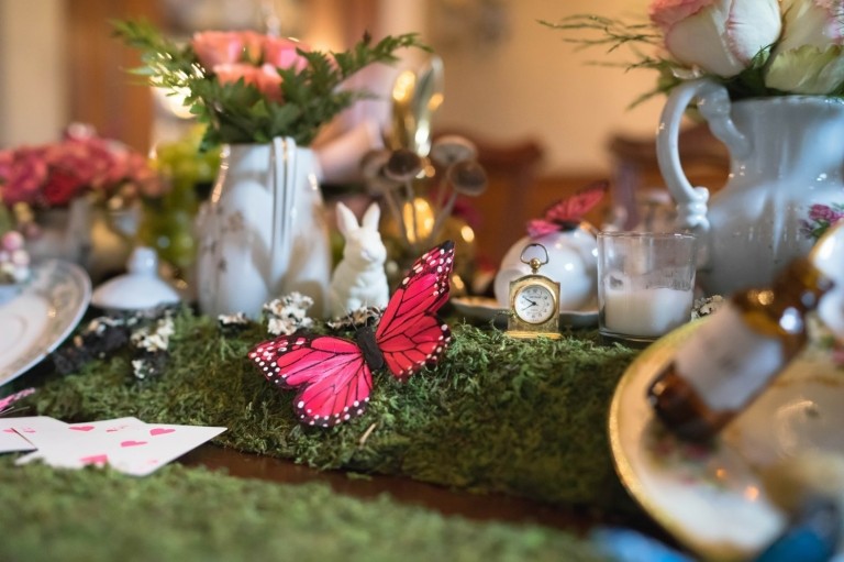 Tischdeko mit Moos Tischläufer Dekoration für das Wohnzimmer