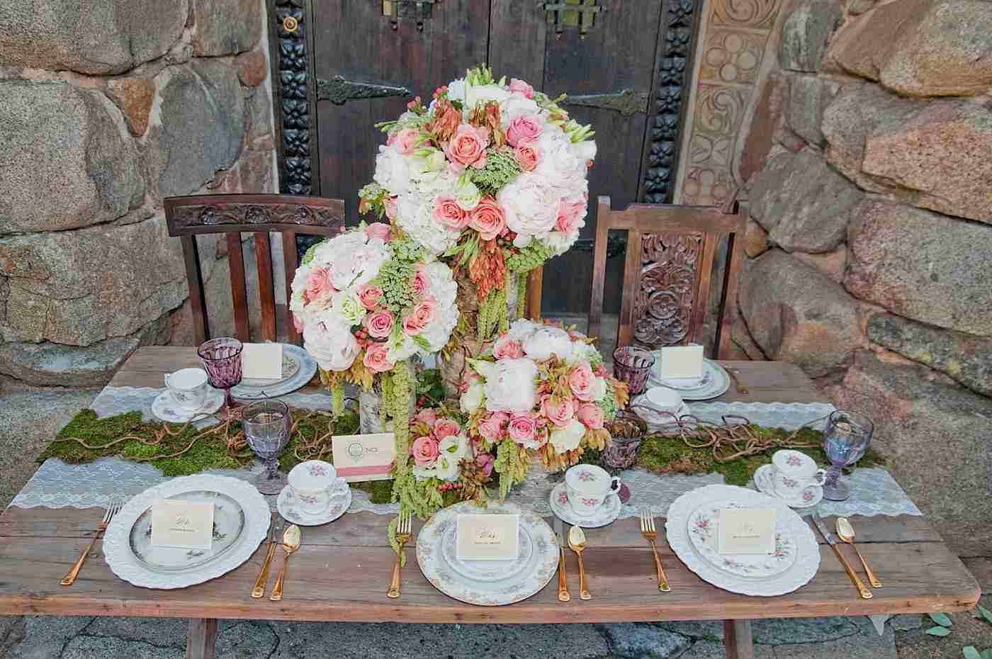 Tischdeko mit Moos grüne Hochzeit organiseren Blumenstrauß