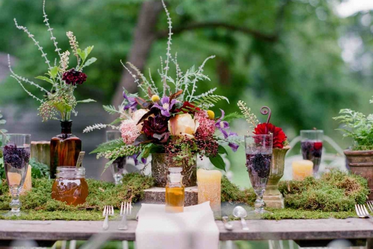 Tischdeko mit Moos künstlich Hochzeit im Garten Dekoideen mit Blumen