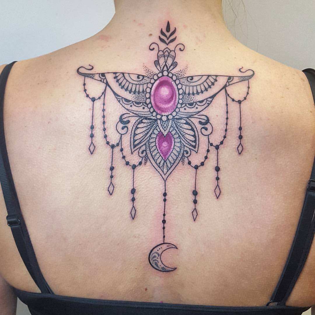 Tätowierung am Rücken Ornament Tattoo Ideen Mandala Tattoodesign Bedeutung
