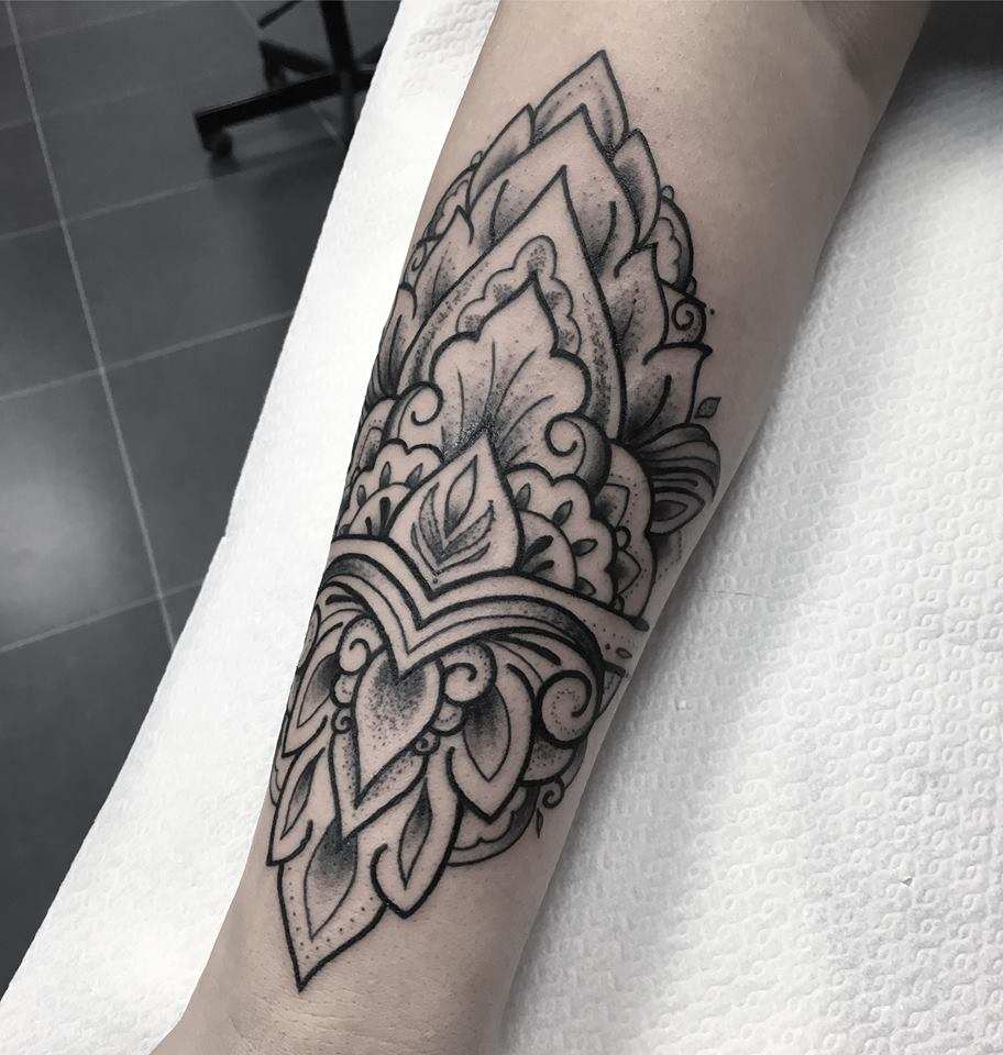 Tattoo on the arm of the woman's tattoo motifs small tattoo trends