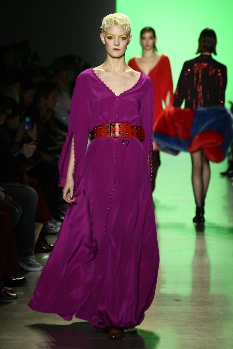 Violett Abendkleid Outfit Ideen Trendfarben Frauen Herbst