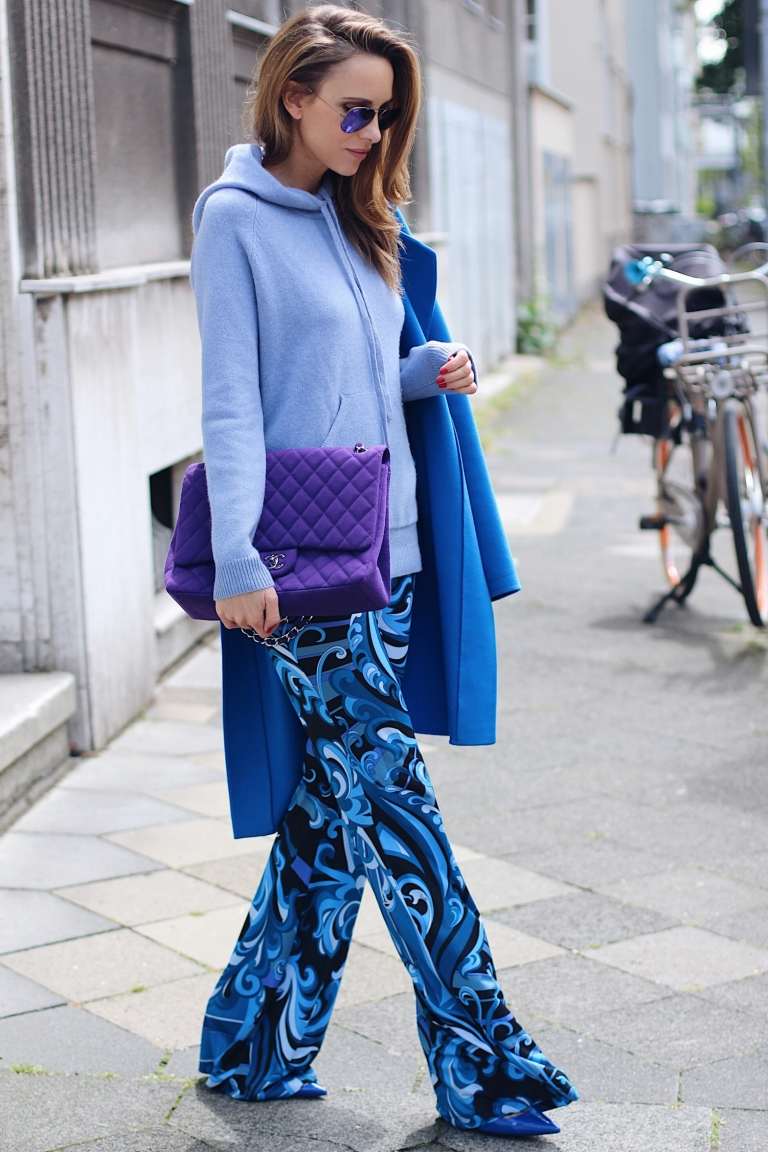 Violett Handtasche kombinieren Blaue Hosen Outfit Ideen