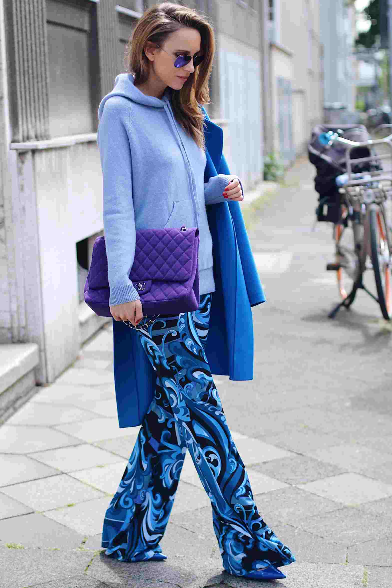 Violet handbag combining blue pants outfit ideas