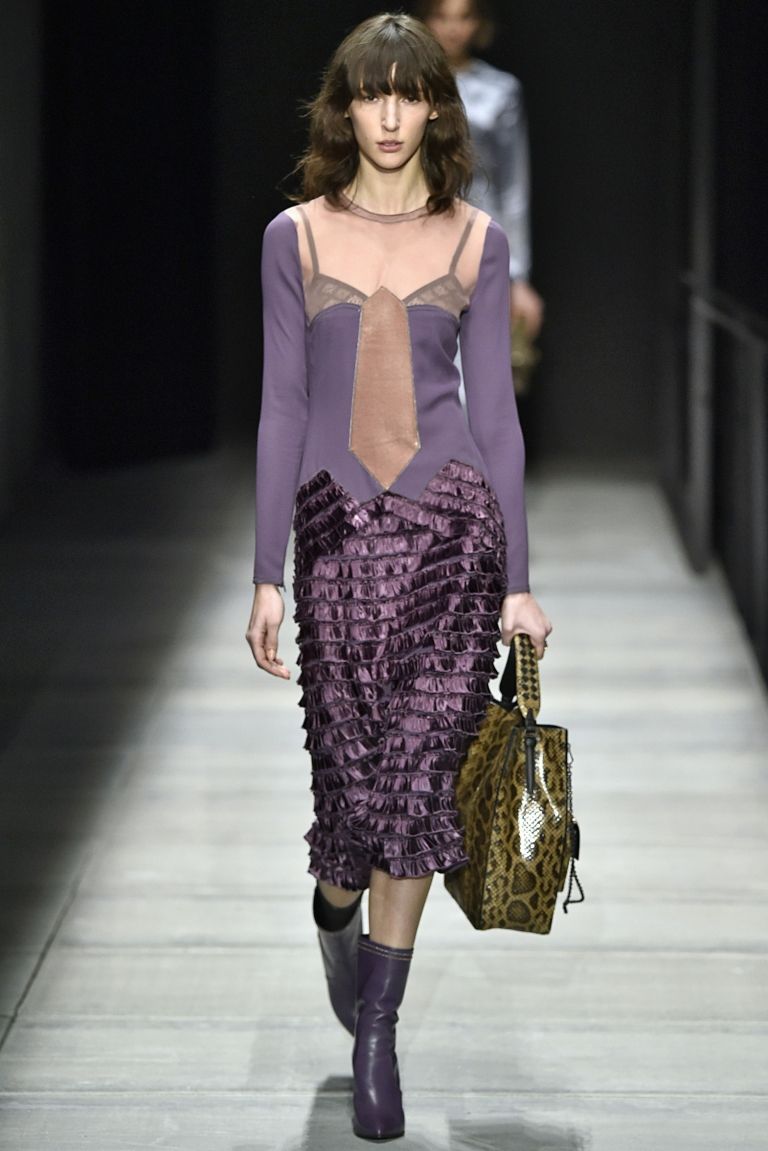 Violett Trendfarbe Midirock mit Pullover kombinieren Handtasche in Schlangenmuster