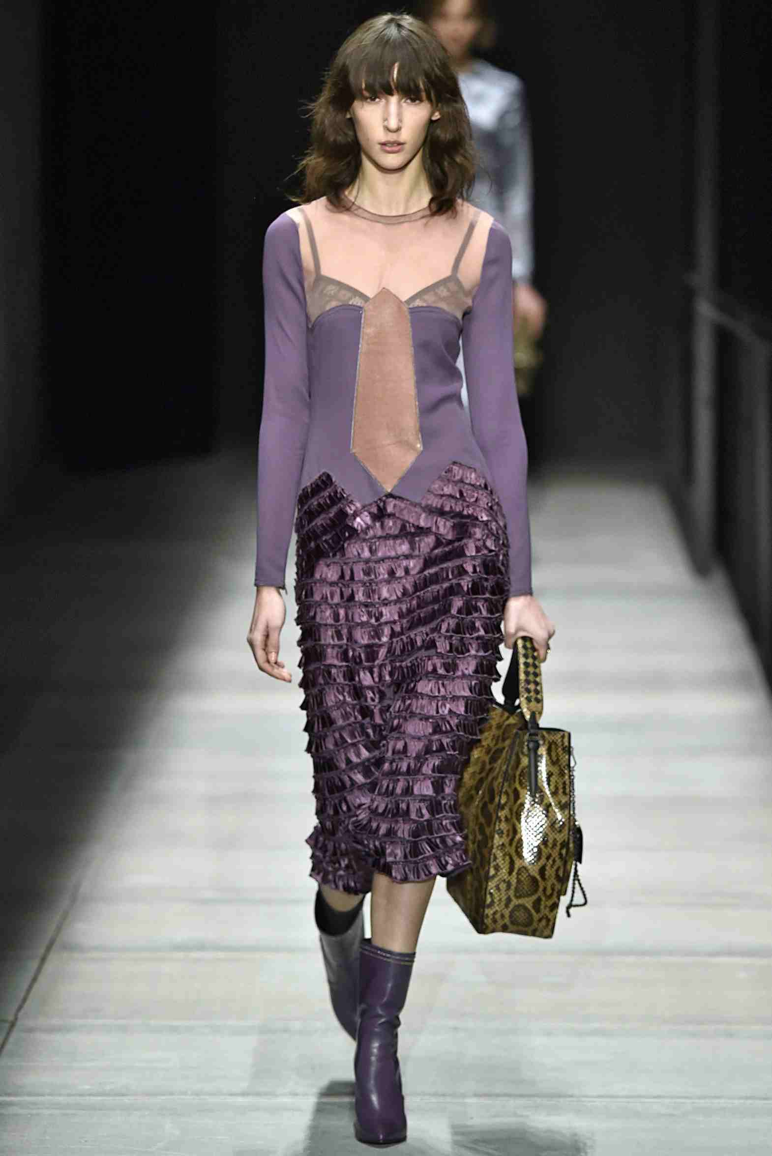 Violet trend color mid-skirt with sweater combine handbag in snake pattern