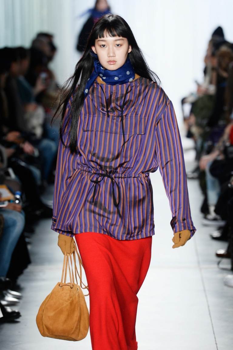 Violett mit Rot kombinieren Modetrends Handtasche aus Wildleder
