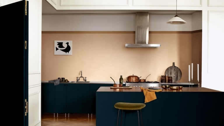 Wandgestaltung für die moderne Küche Cappuccino Wandfarbe und Karamell Streifen und weiße Decke und dunkelblau Kochinsel