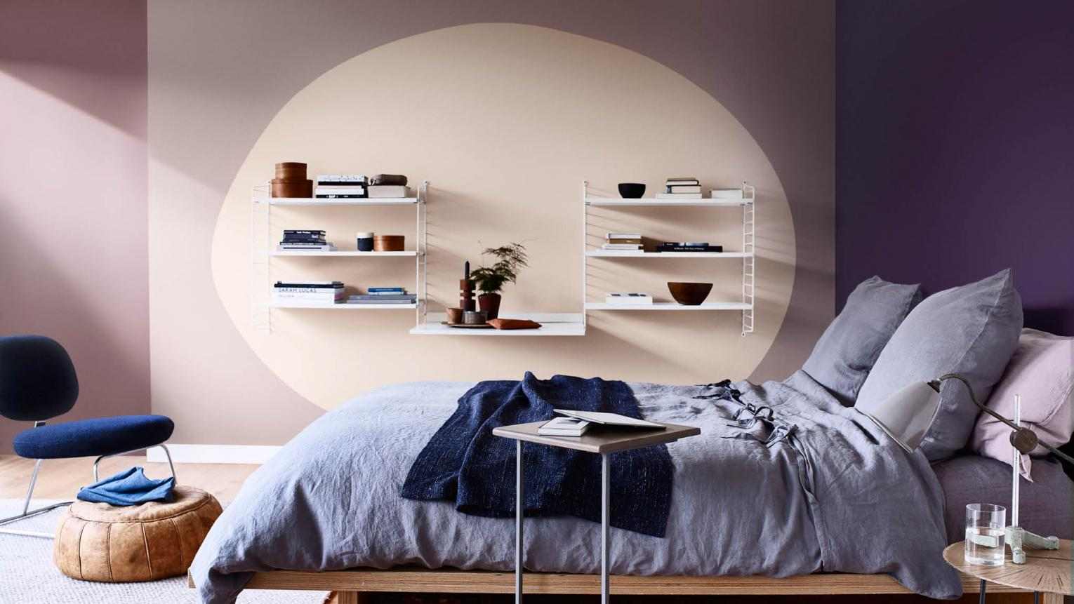 Was passt zu Cappuccino Wandfarbe warme Nuancen in lila und altrosa Wandgestaltung für das Schlafzimmer