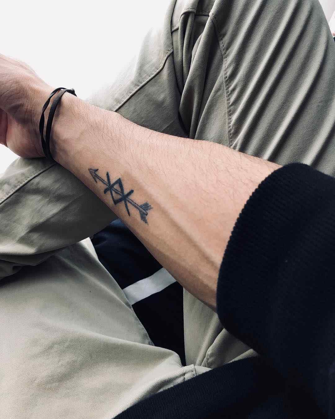 Wikinger Tattoodesign Unguz Symbol Bedeutung Unterarm Tattoodesign Ideen für Männer
