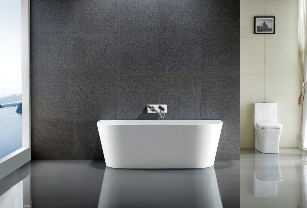 acrylplatten im bad in dunkelgrau farbtöne kontrastierend zu badewanne