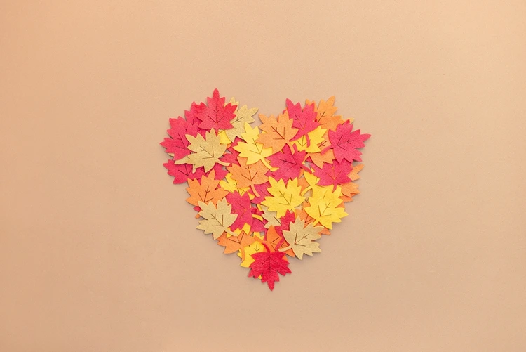 Ahornblätter aus Papier herzförmig zusammenkleben