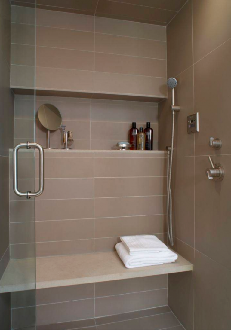 badnische mit duscharmatur installieren und feinsteinzeugfliesen verwenden