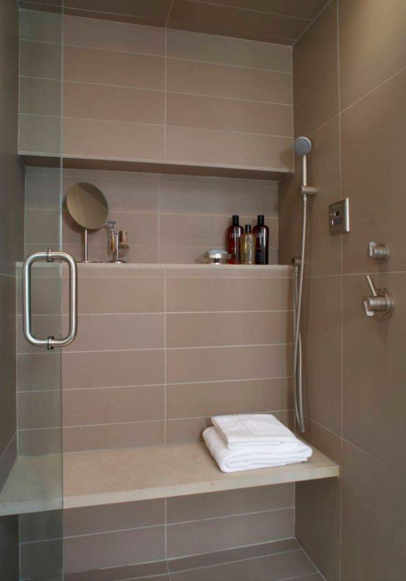 badnische mit duscharmatur installieren und feinsteinzeugfliesen verwenden
