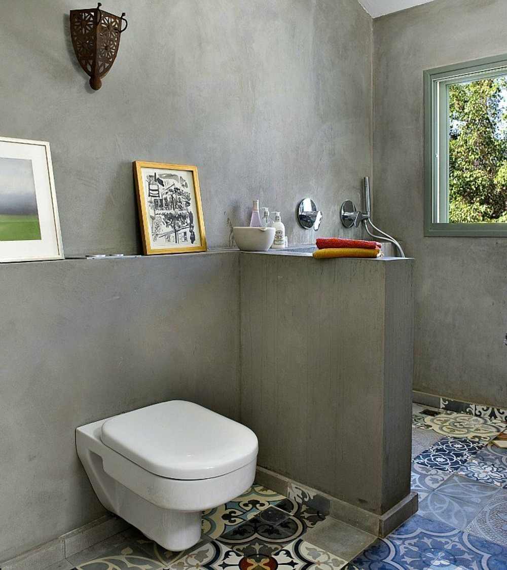 betonwände im bad mit abtrennung für toilette und badfenster bodenfliesen