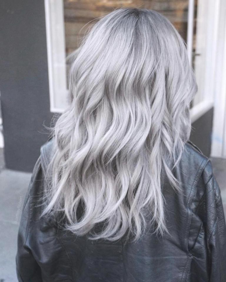 blonde Haare grau färben ohne Blondierung Haarpflege Frisuren Ideen schnell Locken mit Glätteisen