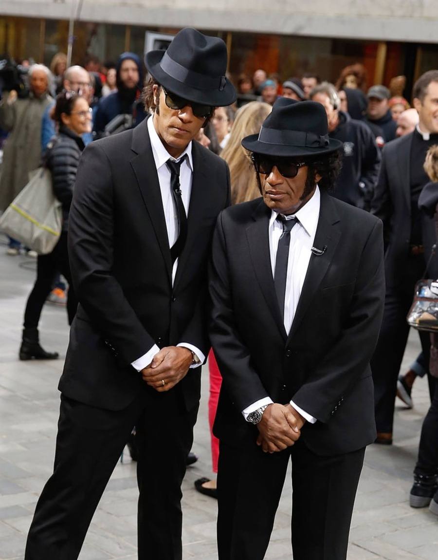 blues brothers kostüm getragen von zwei männern elegant aussehend mit sonnenbrille in schwarz