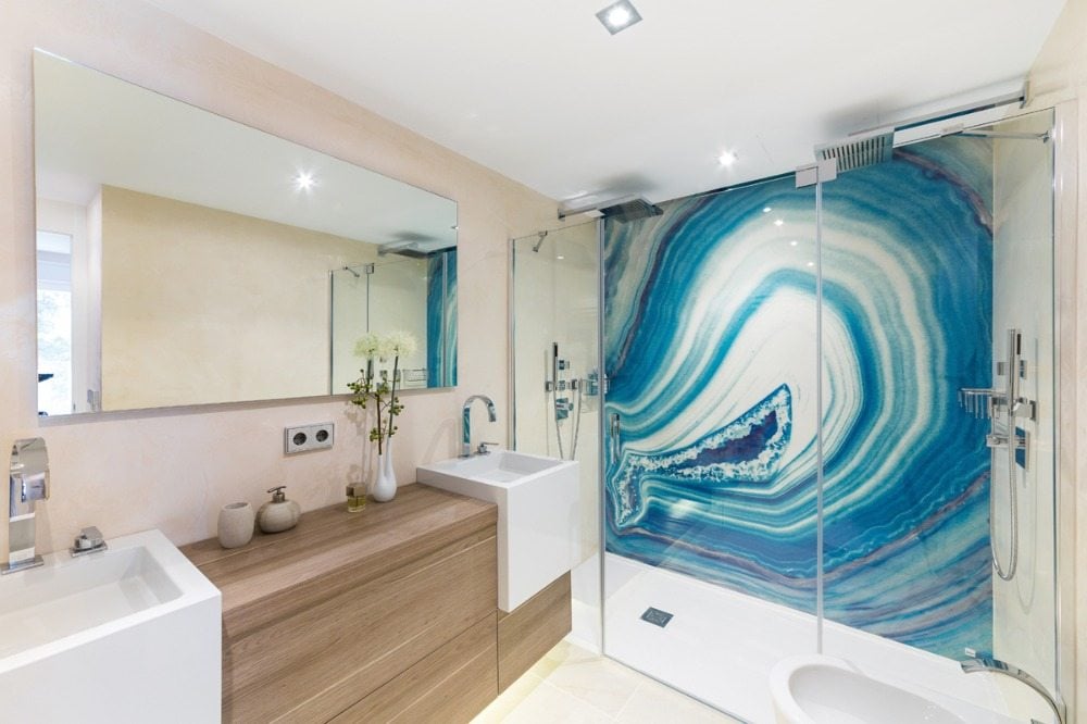 designer badezimmer mit duschbereich und gemusterter badgestaltung ohne fliesen