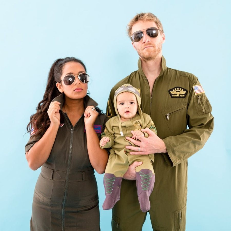 familie mit kind in top gun kostüm mit overalls in militärgrünen farben